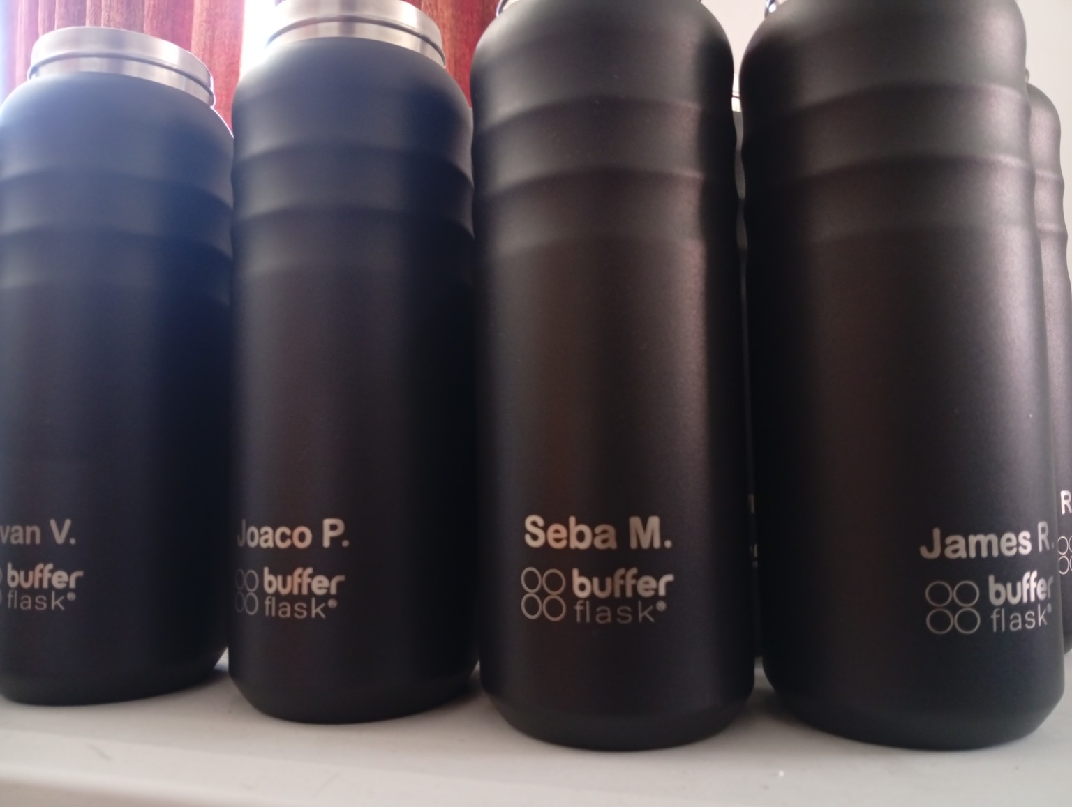 Conjunto de cuatro termos negros con grabado corporativo terminado