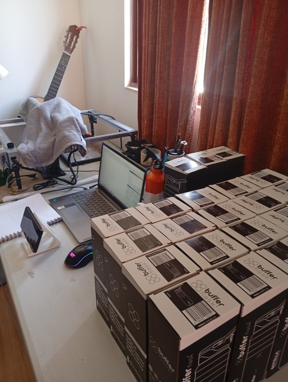 Lote de cajas de termos corporativos organizado para producción y entrega